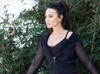 Demi Lovato w kraciastych ogrodniczkach